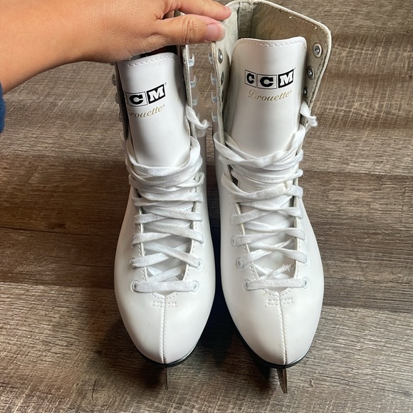 CCM Pirouette Jamie Sale&David Pelletier White Leather Figure Skates—Women’s 11 - Picture 2 of 10